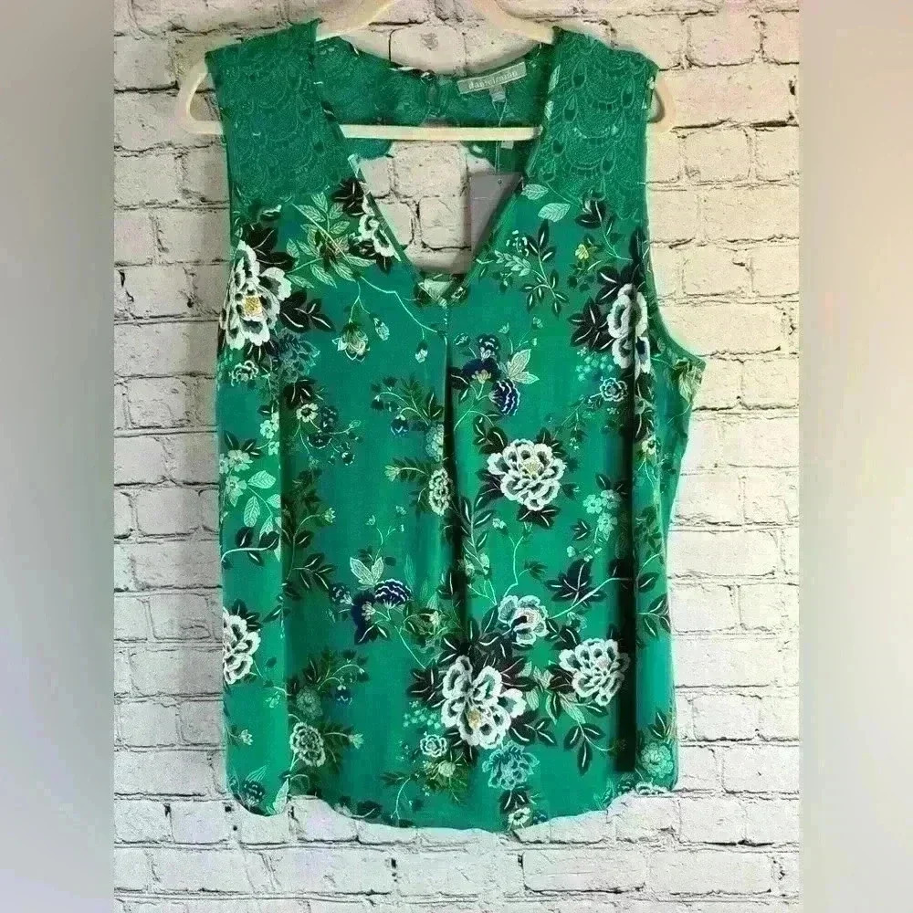 Danielrainn v neck tank plus size 2X. Embroidered lace on shoulders. NWT.